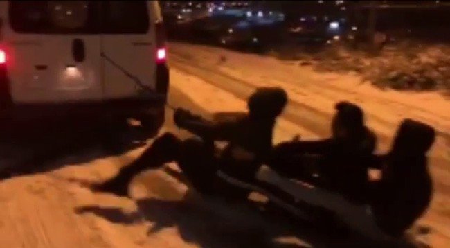 Buzlanan Sokakta Gençlerin Tehlikeli Oyunu