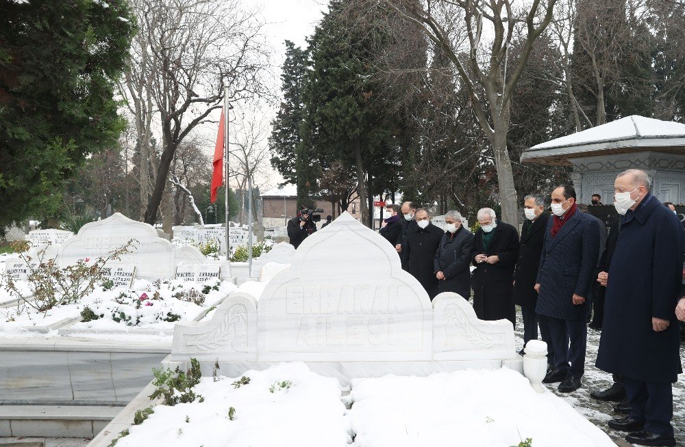 Cumhurbaşkanı Recep Tayyip Erdoğan, Prof. Dr. Necmettin Erbakan’ın Kabrini Ziyaret Etti