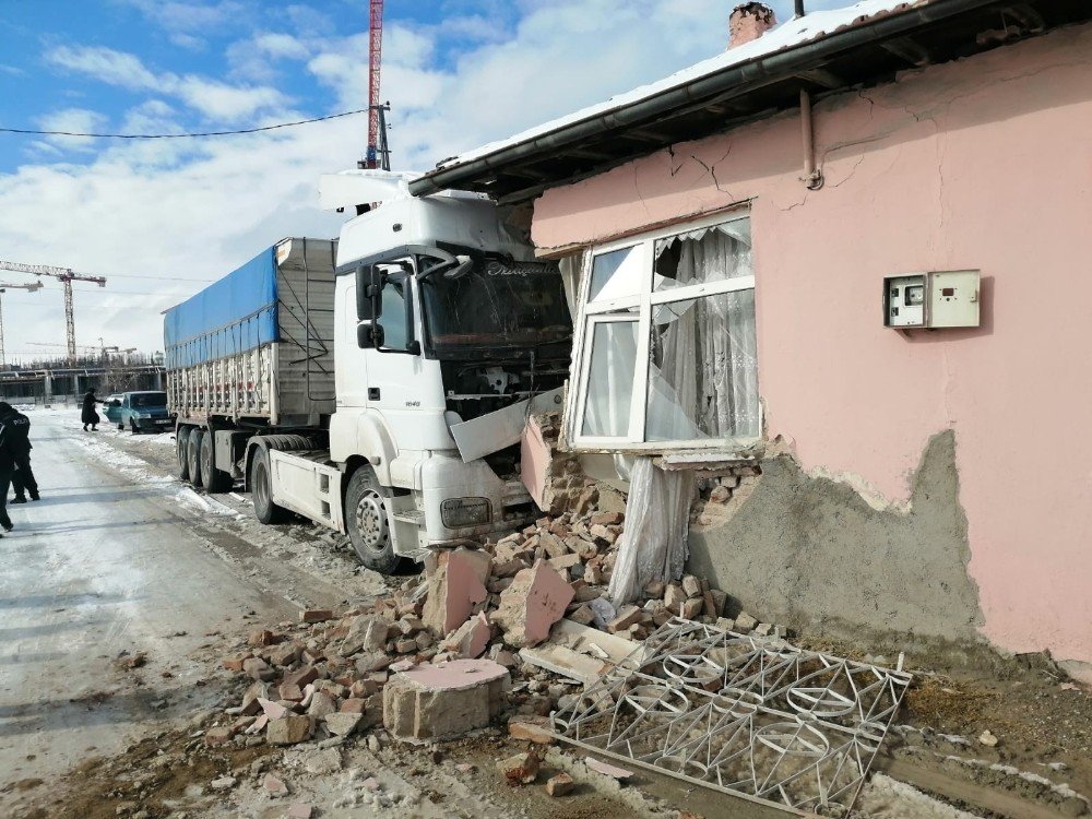 Kontrolden Çıkan Tır Eve Çarptı: 1 Yaralı