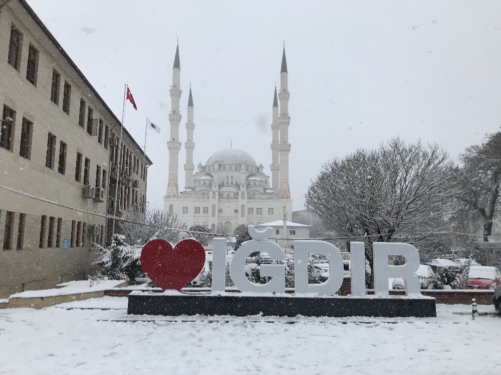 Iğdır Kara Teslim Oldu, Kar Ve Tipi Köy Yollarını Ulaşıma Kapattı