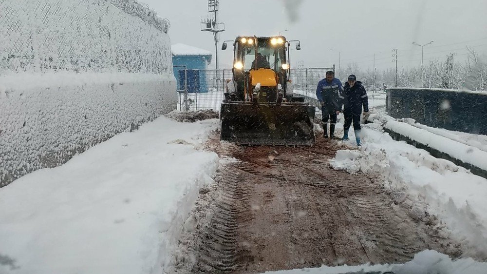 İsu Ekipleri Kar Yağışında 24 Saat Görev Yaptı