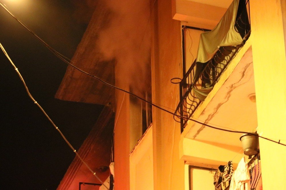 İzmir’de Yangın Paniği: 1’i Bebek 4 Kişi Dumandan Etkilendi