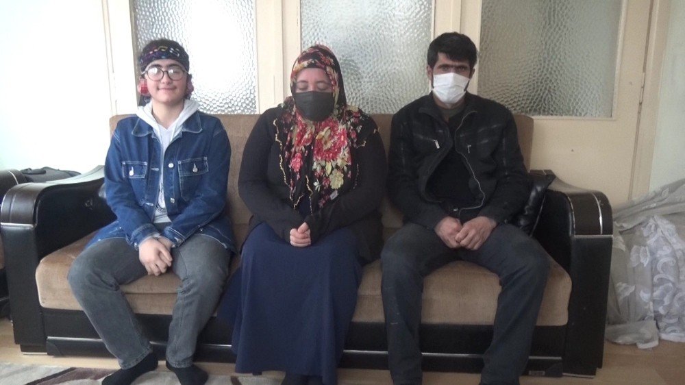 7 Yaşında Taktığı Küpenin Alerji Yapması Hayatının Felaketi Oldu