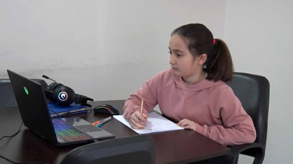 5. Sınıf Öğrencisi Öykü, Matematik Yarışmasında Dünya Birincisi Oldu