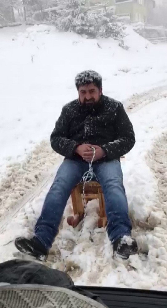 Kızağı Arabanın Arkasına Bağladı, Çocuklar Gibi Eğlendi