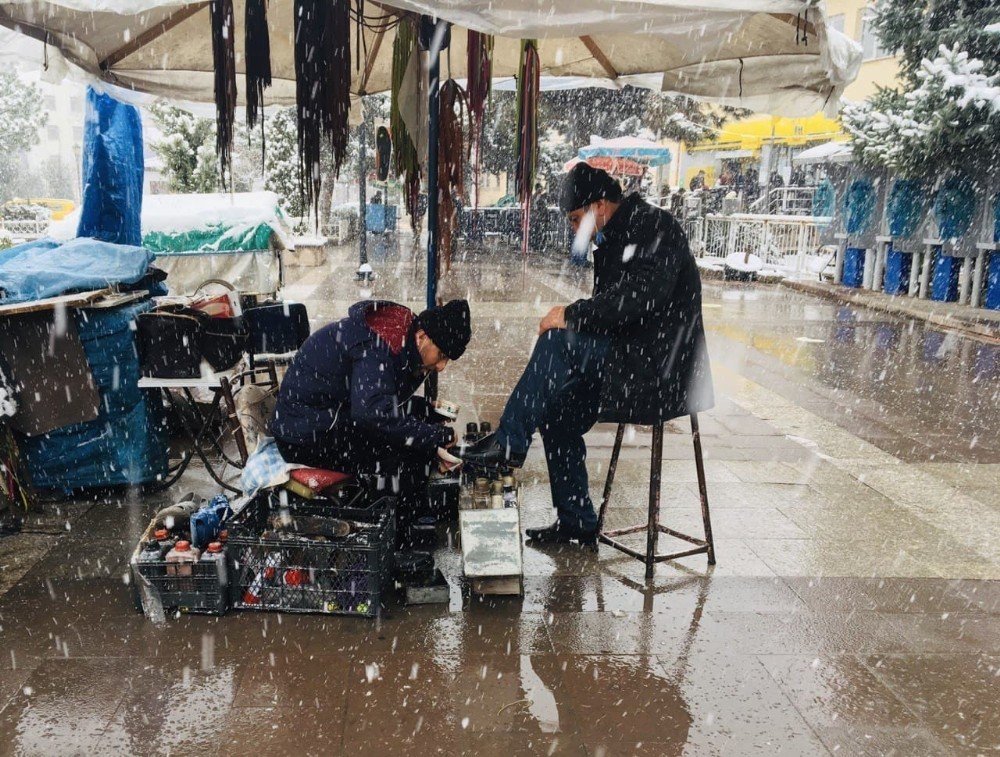 Kar Yağışı Altında Ekmek Mücadelesi