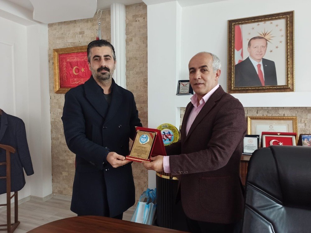 İş Adamı Akkuş’tan Öğrencilere Tablet Desteği