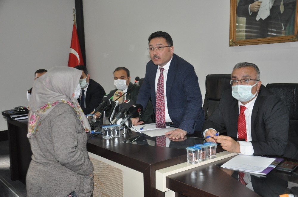 Halk Toplantısında Katılan Vatandaşlar Validen Tablet İstedi