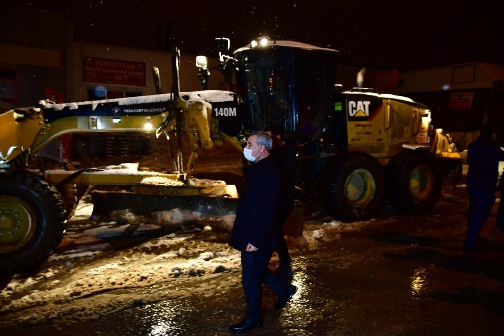 Yeşilyurt’ta Buzlanma Ve Dona Karşı Tuzlama Çalışmaları