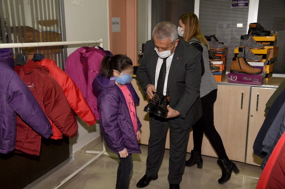 Yetim Ve Öksüz Çocuklar Üşümesin Diye Mont Ve Bot Yardımı Yapıldı