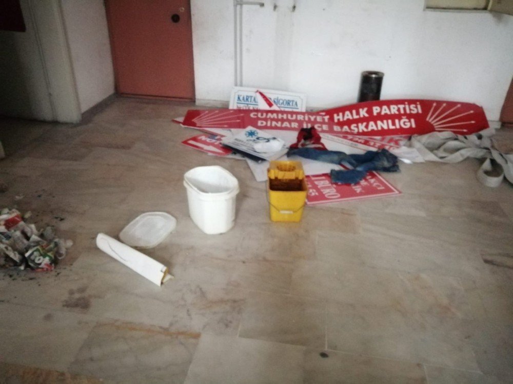 Akli Dengesi Yerinde Olmayan Şahıs Reklam Tabelalarını Söktü