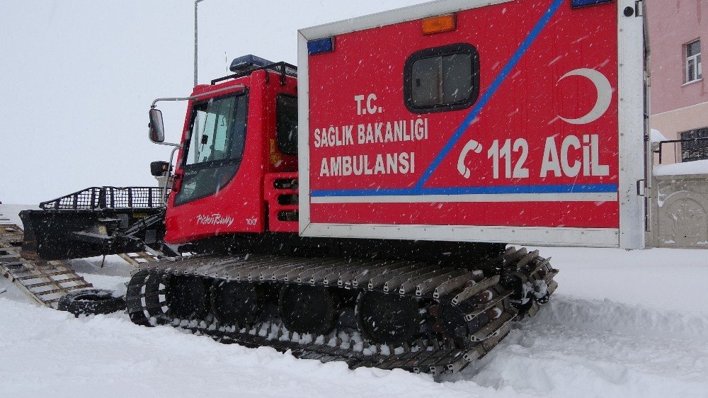 Köyde Mahsur Kalan Hasta Kadın Paletli Ambulansla Kurtarıldı