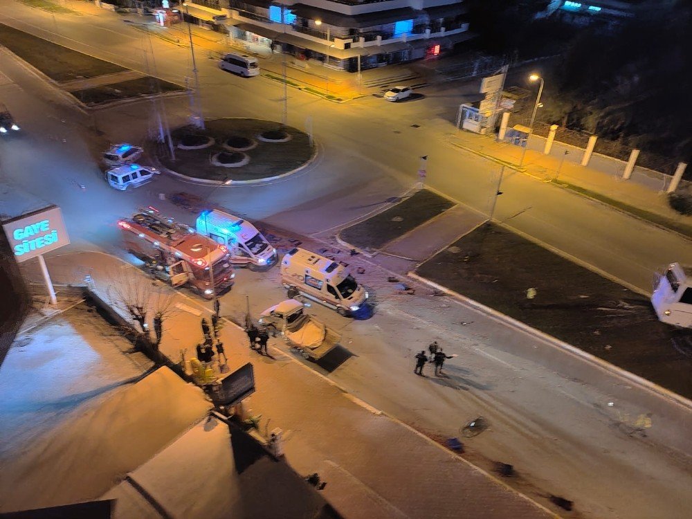 Antalya’da Domates Yüklü Kamyonet Otobüsle Çarpıştı: 1 Ölü,2 Yaralı