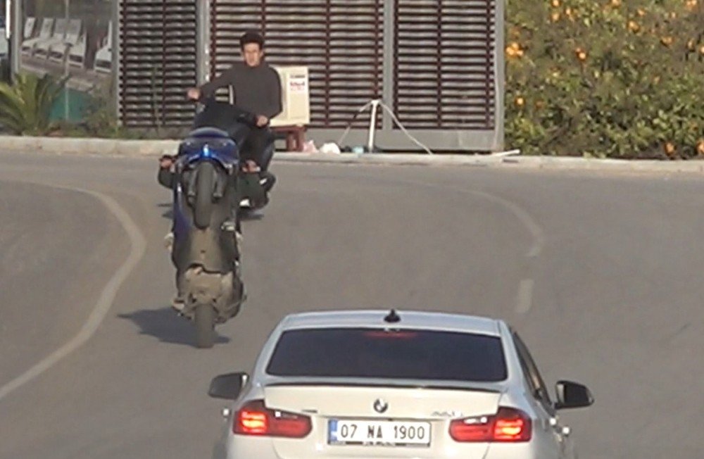 Motosikletli Grubun Trafikte Ölüme Davetiye Çıkardığı Anlar Cezasız Kalmadı