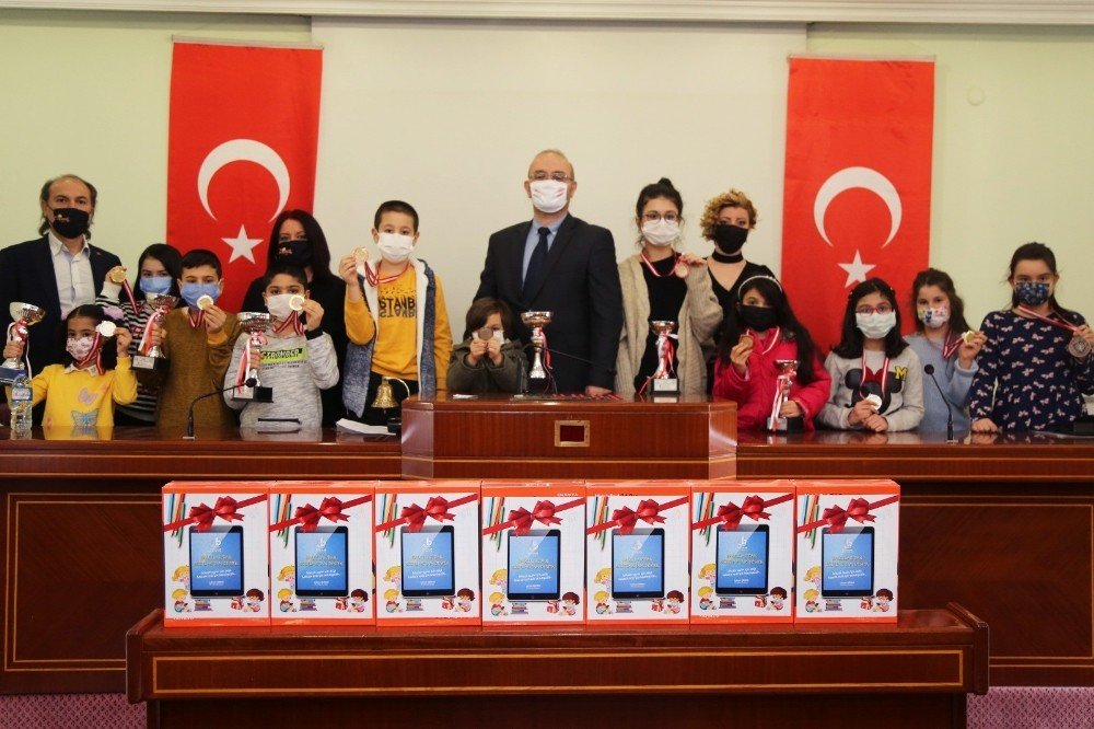 Satranç Şampiyonları Ödüllerine Kavuştu