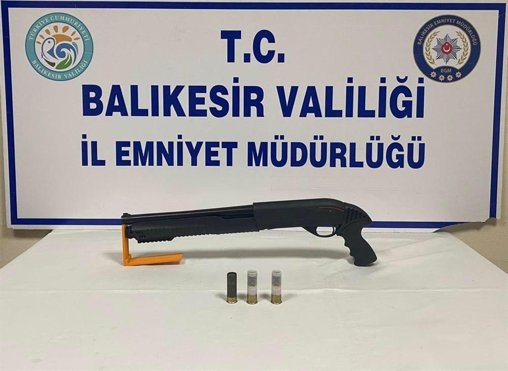 Balıkesir’de Polis 12 Aranan Kişiyi Yakaladı