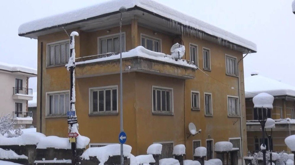 Bartın’da Bir Metrelik Buz Sarkıtları Oluştu