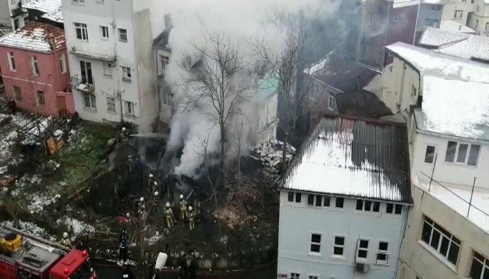 Beyoğlu’nda Metruk Ahşap Ev Yangında Küle Döndü