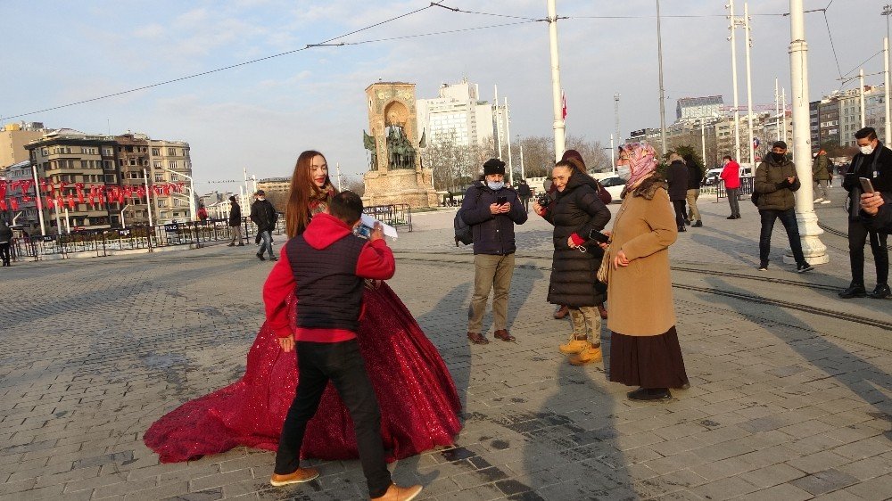 Taksim’de Gözler Ona Çevrildi, Görenler Dönüp Tekrar Tekrar Baktı