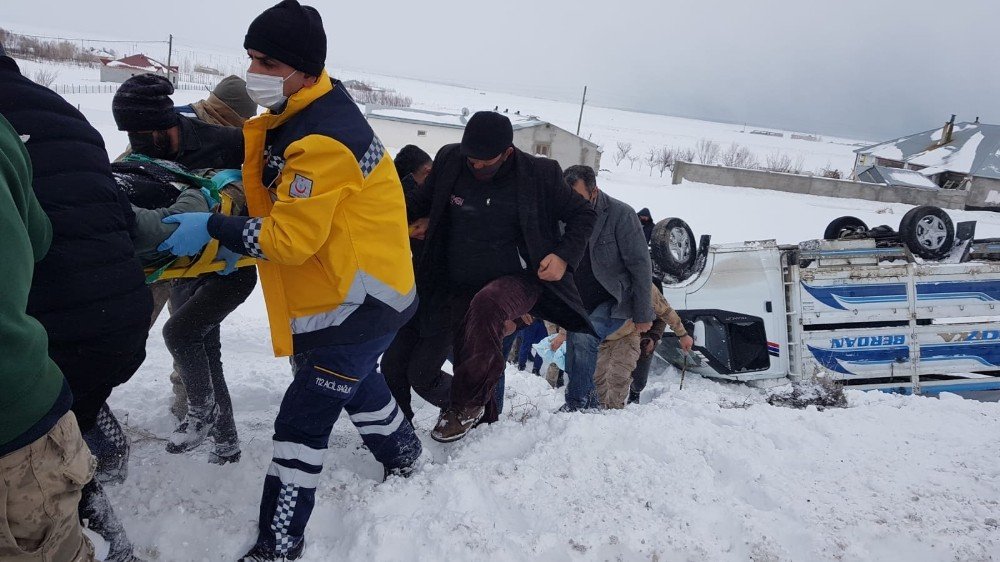 Kamyonet Şarampole Yuvarlandı: 3 Yaralı