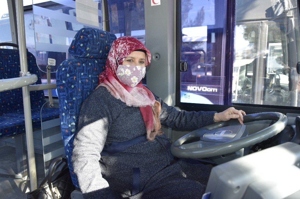 Burdur’da İlk Kadın Halk Otobüsü Şoförü Aysel Gürdal Direksiyon Başında