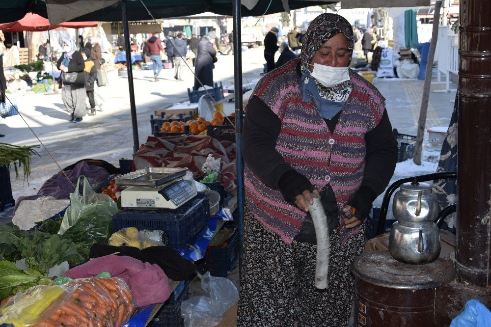 Pazarcı Esnafı Soğuktan Korunabilmek İçin Pazara Soba Kurdu