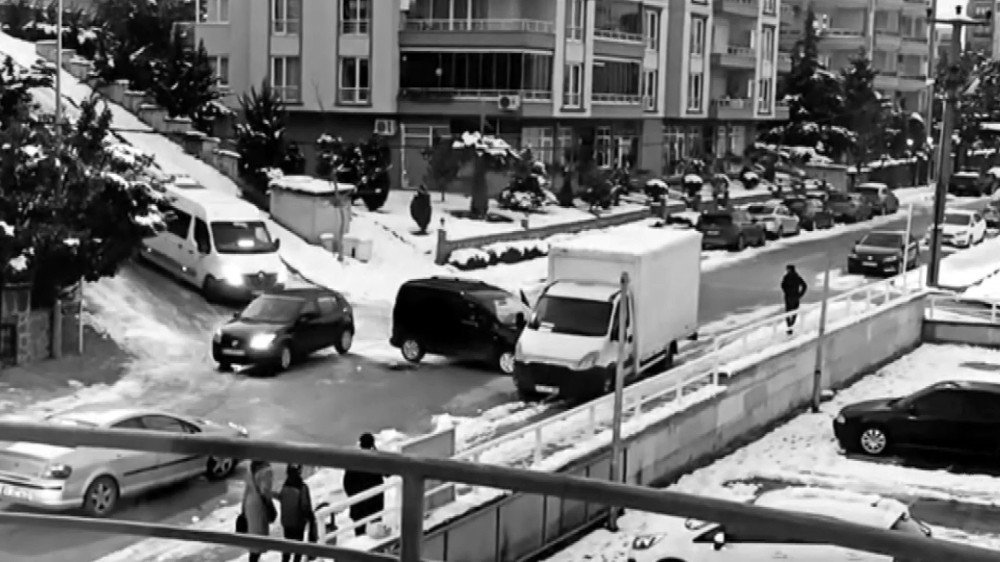Bursa’da Otomobillerin Buz Dansı...kamyonete Böyle Çarptılar