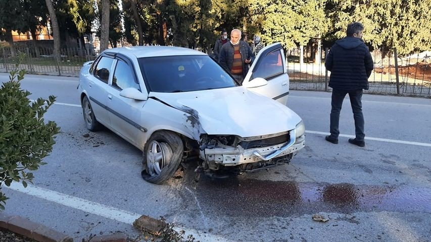 Sürücüsünün Hakimiyetini Kaybettiği Otomobil Refüje Çıktı