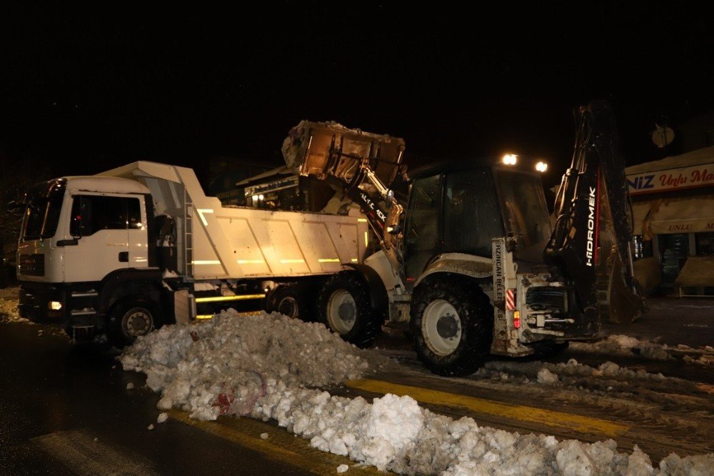 Erzincan’da Kar Yığınları Kamyonlarla Şehir Dışına Taşınıyor