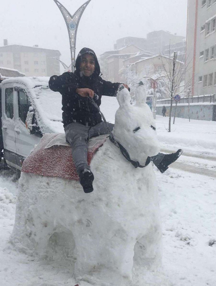 Kardan Eşek Yapıp Bindiler
