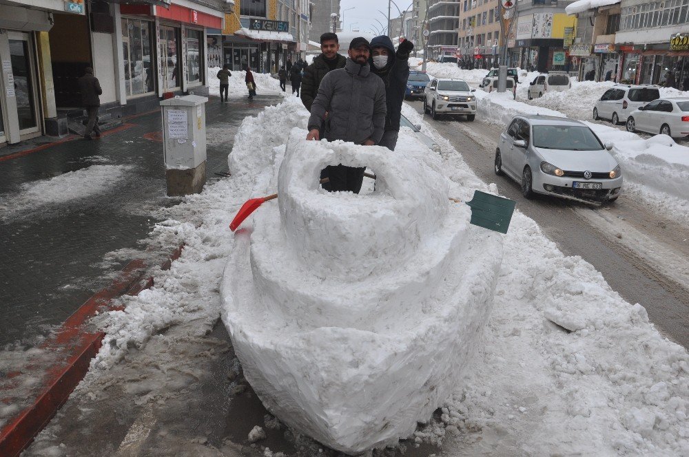 Yüksekova’da Yapılan Kardan ‘titanik’ Gemisine Yoğun İlgi