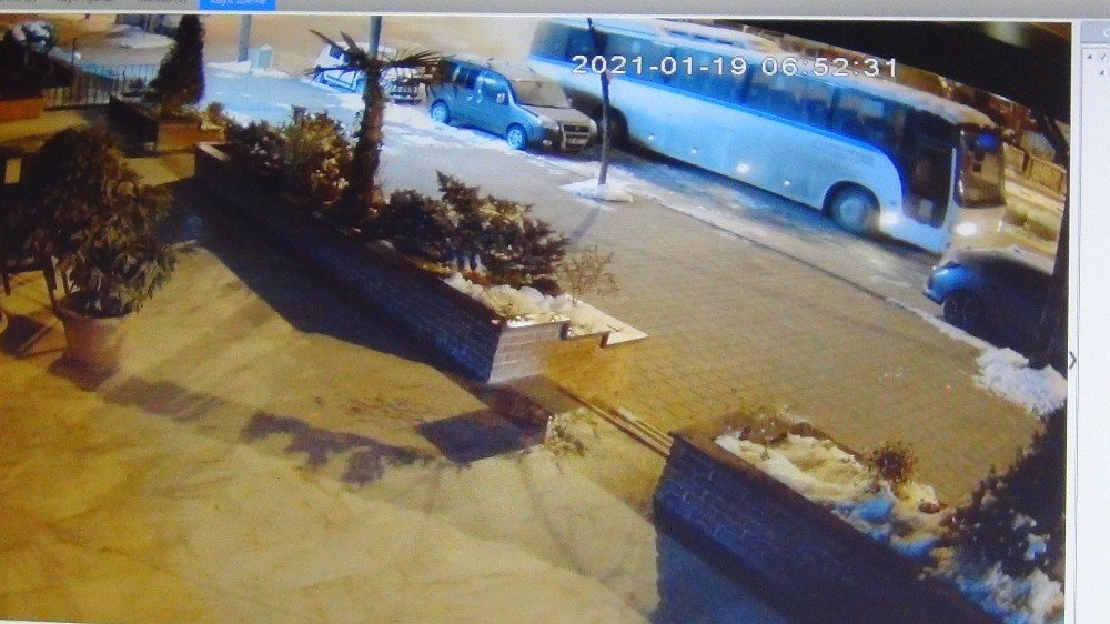 İşçileri Almaya Giden Servis Otobüsü Alevlere Teslim Oldu