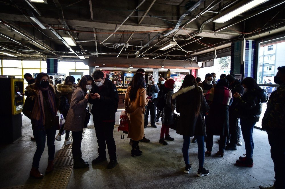 İstanbul’da Metro Ve Metrobüslerde Hes Kodu Kuyruğu