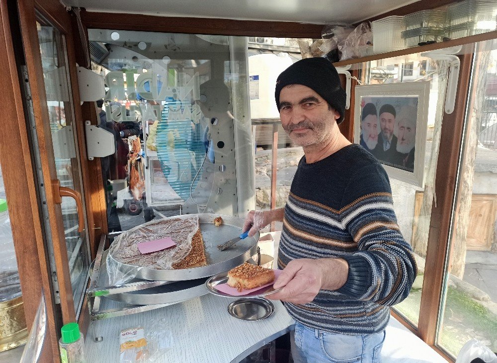 Şam Tatlısı Yaparak Baba Mesleğini Sürdürüyor