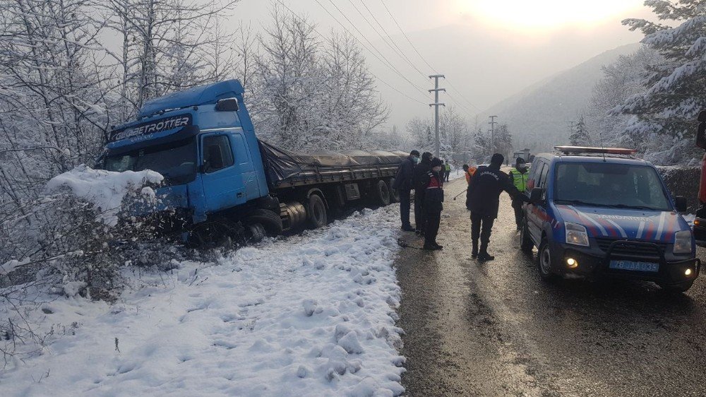 Karabük’te Kar Yağışı Etkili Oldu, Kazalar Ardı Sıra Geldi