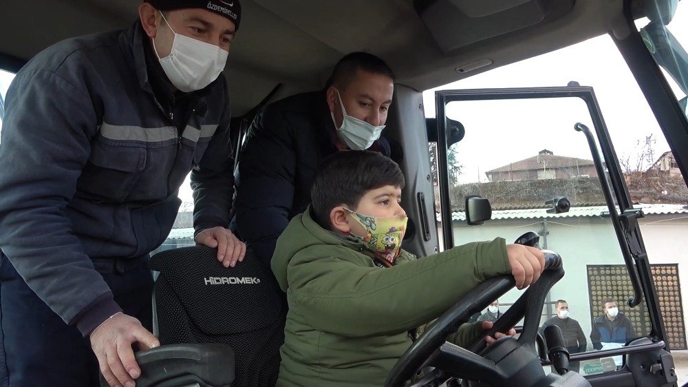 3 Yaşında Kepçe Kullandı