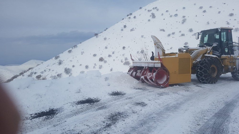 Malatya’da Kar Nedeniyle Kapanan 601 Mahallenin Yolu Ulaşıma Açıldı