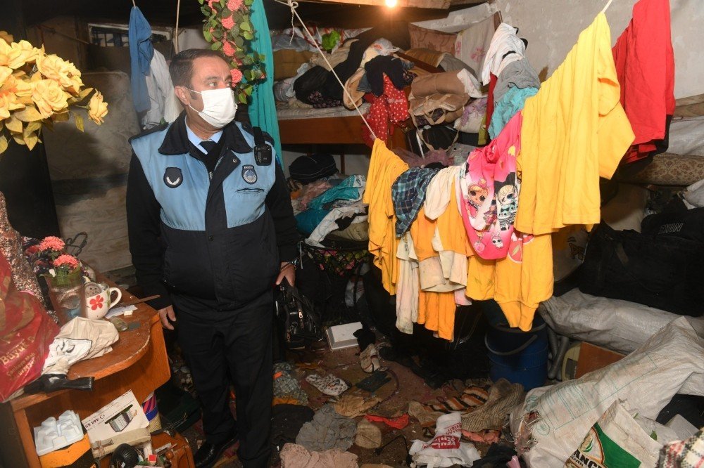 Mersin’de Bir Evden 5 Kamyon Çöp Çıkarıldı