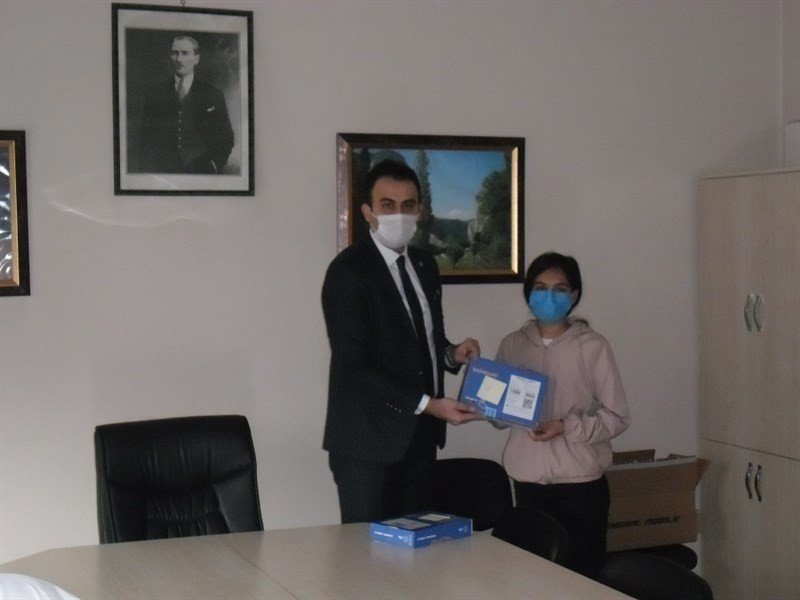 Uzaktan Eğitime Katılabilmeleri İçin Öğrencilere Tablet Dağıtıldı