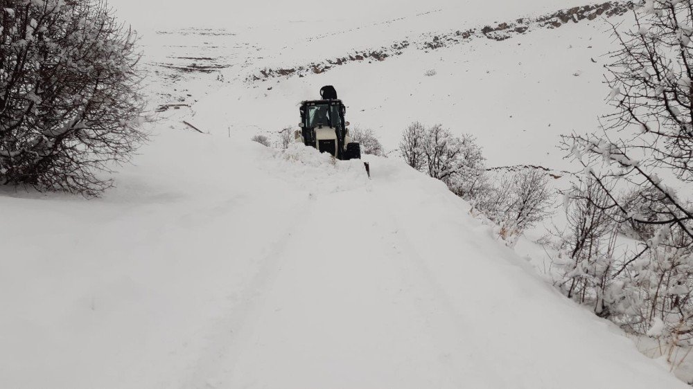 Tunceli’de Kapalı Bulunan 42 Köy Yolunu Açma Çalışması Sürüyor