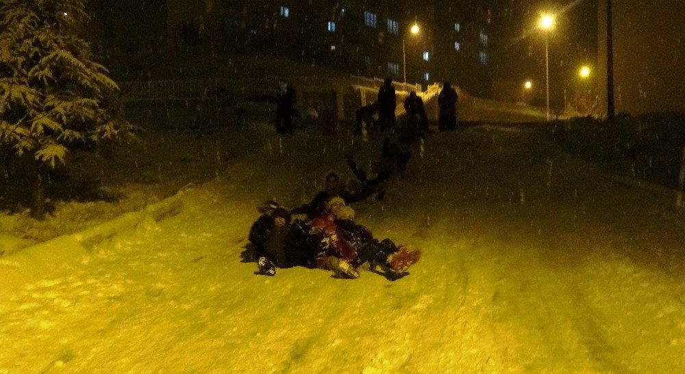 Gece Karanlığında Kızak Keyfi