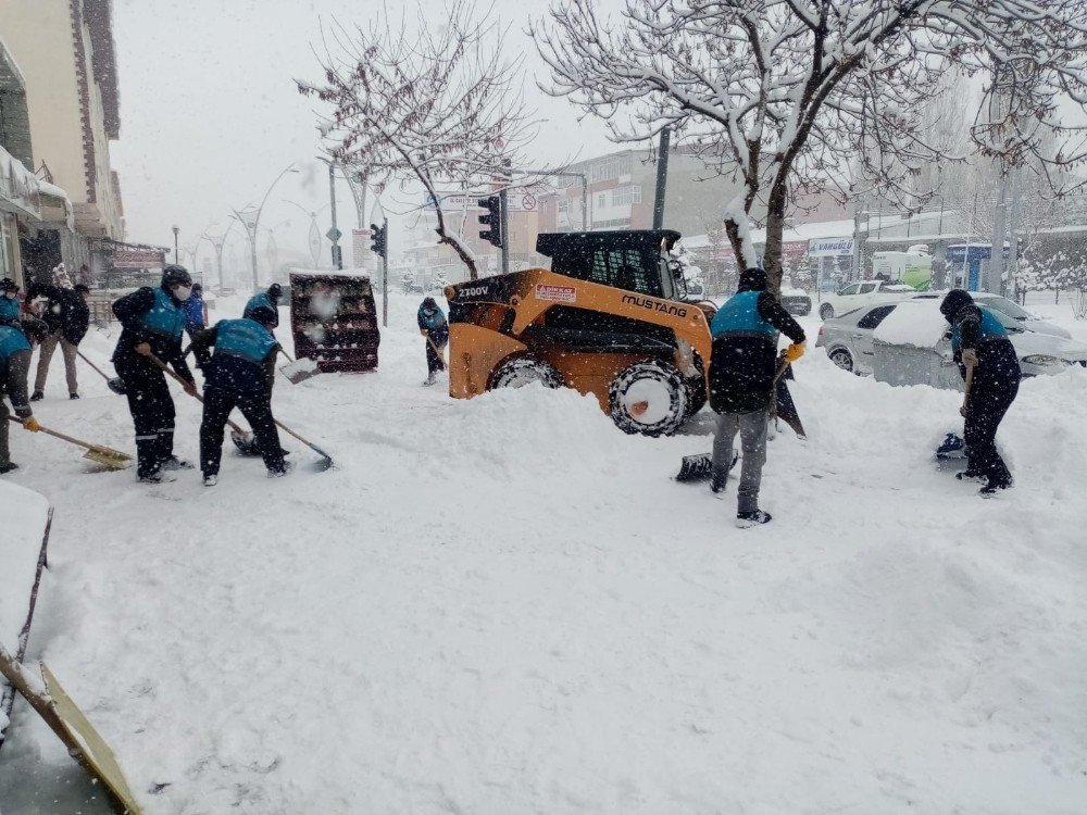Çaldıran’da Kapanan Yollar Tek Tek Açılıyor