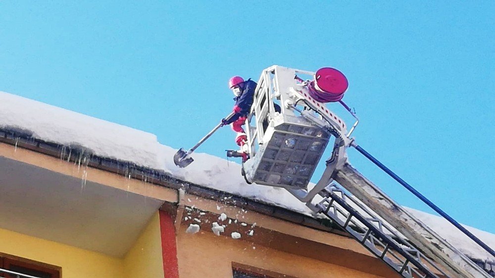 Belediyeden Kar Kütlesi Ve Sarkıt Uyarısı