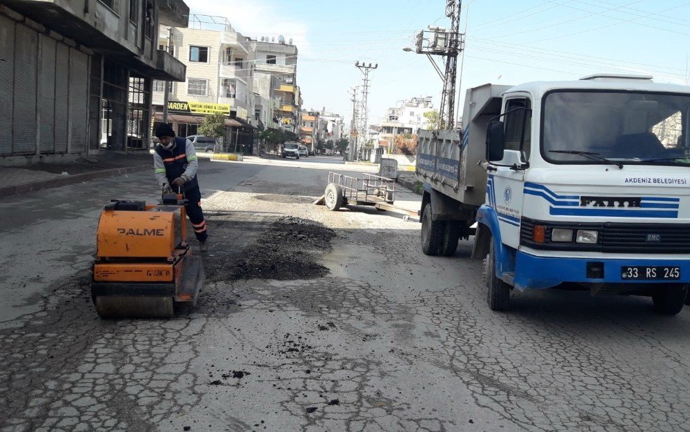 Akdeniz’de Yol Ve Kaldırım Çalışmaları Sürüyor
