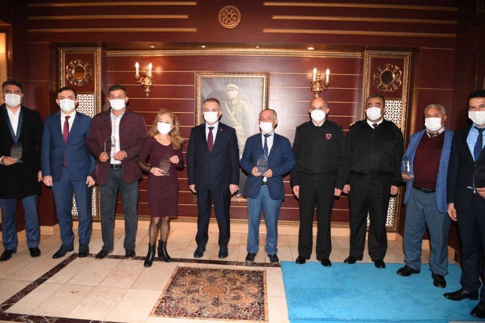 Trafikte 5 Yıldır Cezai İşlem Uygulanmayan 6 Sürücüye Plaket