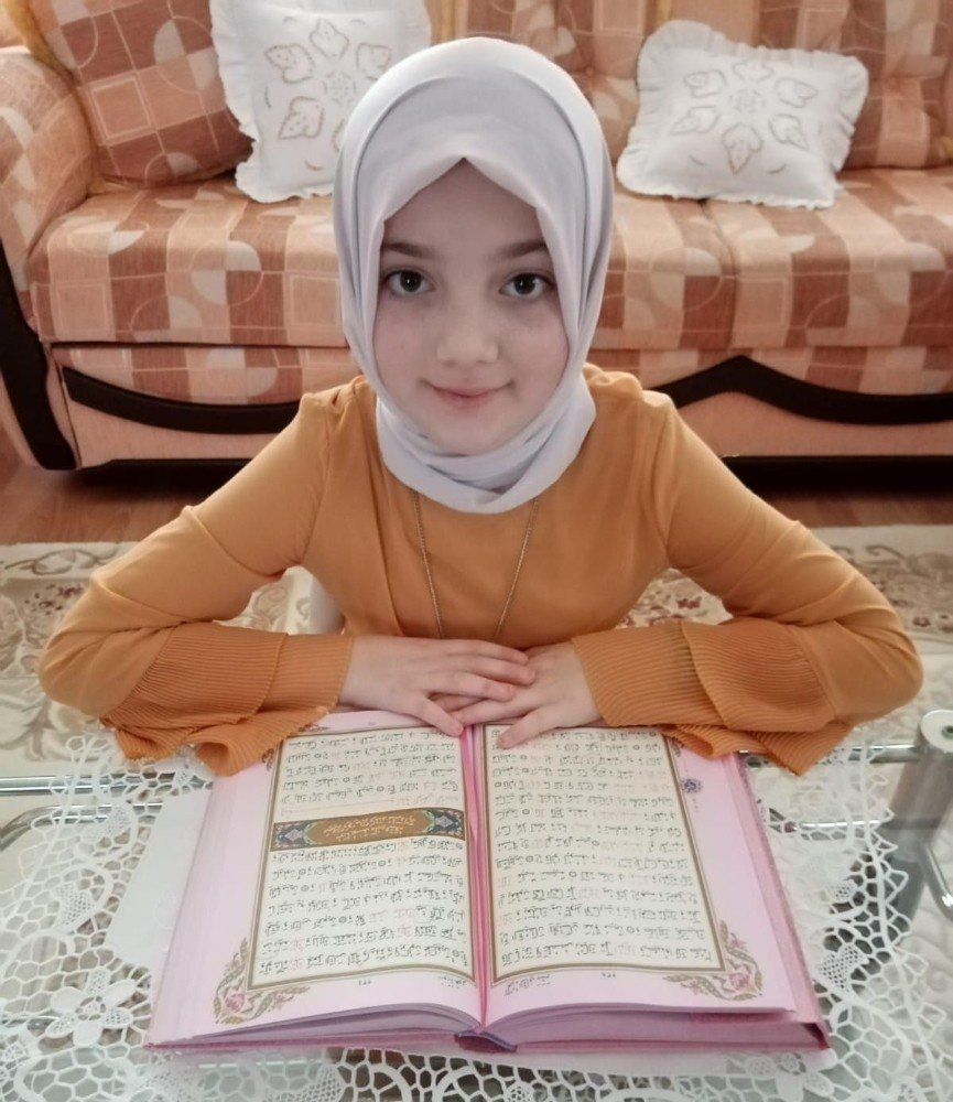 11 Yaşındaki Kız Çocuğu 6 Ayda Uzaktan Eğitimle Hafız Oldu