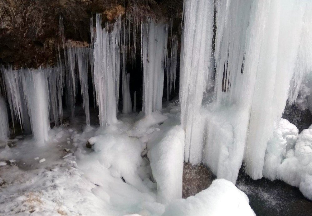 Bayburt’ta Sırakayalar Şelalesi Buz Tuttu