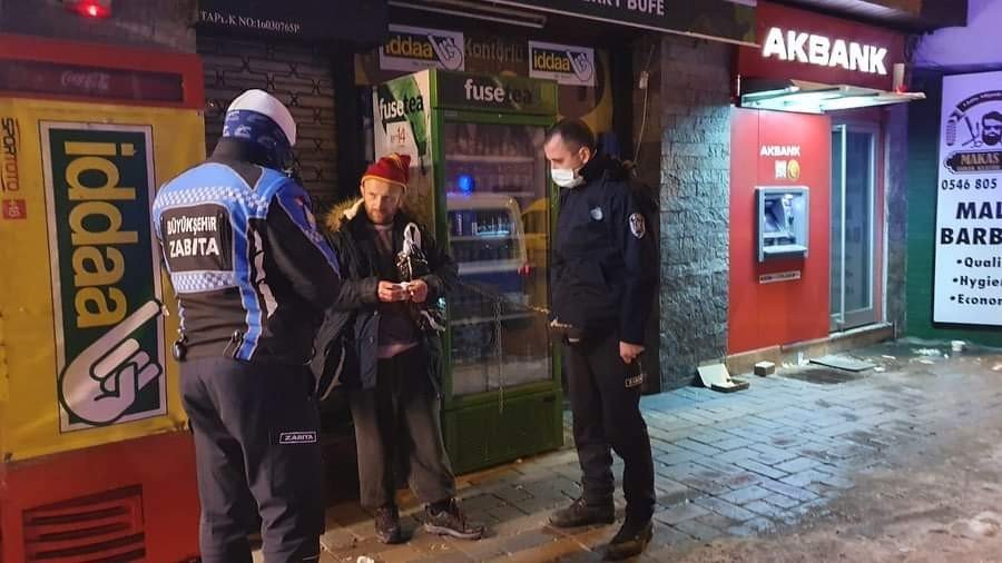 Bursa’da Donmak Üzere Olan Engelli Adamı Zabıta Ekipleri Kurtardı