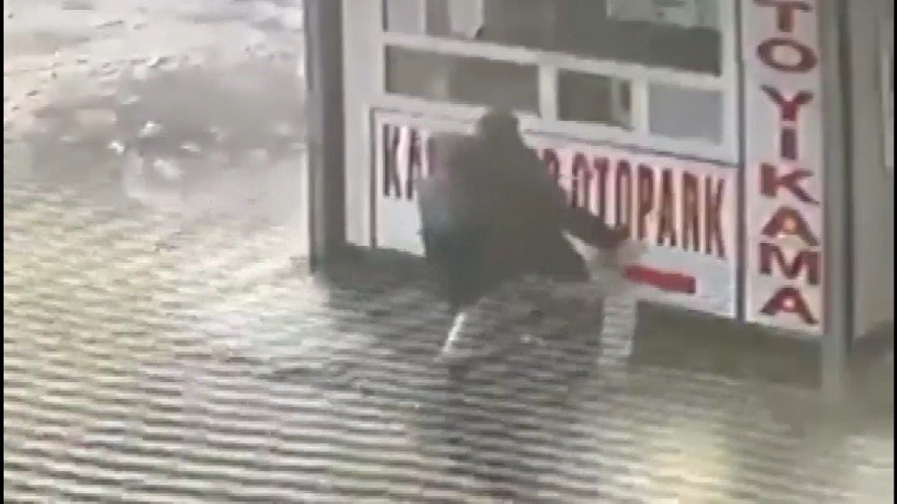 Bursa’da Buzlu Yolda Kayarak Düşen Baba Kucağındaki Çocuğunu Böyle Korudu
