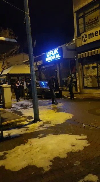 Meydanda Havaya Ateş Açtı, Boğazına Silah Dayayıp İntihara Kalkıştı